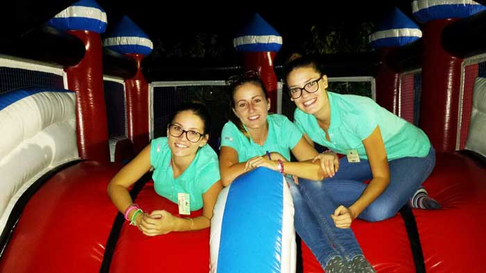 Las monitoras de kokopark se encargan de atender a los niños y planificar las actividades y talleres