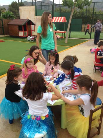 Las monitoras de kokopark preparan las actividades para los niños